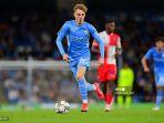gelandang-inggris-manchester-city-cole-palmer-berlari-dengan-bola.jpg