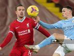 gelandang-inggris-manchester-city-phil-foden-kanan-bersaing-dengan-jordan-henderson.jpg