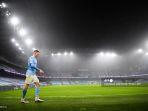 gelandang-inggris-manchester-city-phil-foden-meninggalkan-lapangan-setelah-diganti-pep-guardiola.jpg