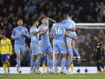 gelandang-inggris-manchester-city-phil-foden-merayakan-dengan-rekan-satu-tim.jpg