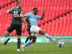 gelandang-inggris-manchester-city-raheem-sterling-kanan-menembak-tetapi-gagal-mencetak-gol.jpg