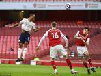 gelandang-inggris-manchester-city-raheem-sterling-kiri-melompat-untuk-mencetak-gol.jpg