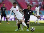 gelandang-inggris-mason-mountkiri-memainkan-bola.jpg