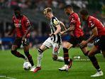 gelandang-inggris-newcastle-united-10-anthony-gordon-berebut-bola.jpg