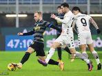 gelandang-inter-milan-christian-eriksen-kiri-memperebutkan-bola.jpg