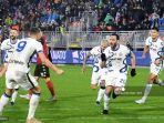 gelandang-inter-milan-hakan-calhanoglu-2r-melakukan-selebrasi-bersama-rekan-setim.jpg
