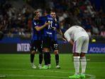 gelandang-inter-milan-nicolo-barella-kiri-merayakan-golnya-dengan-pemain-lainnya.jpg
