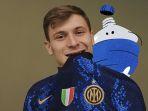 gelandang-inter-milan-nicolo-barella-memperkenalkan-jersey-kandang-terbaru-nerazzurri.jpg
