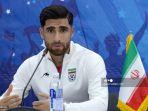 gelandang-iran-alireza-jahanbakhsh-berbicara-saat-konferensi-pers.jpg