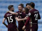 gelandang-irlandia-utara-leeds-united-stuart-dallas-kiri-merayakan-bersama-rekan-setimnya.jpg