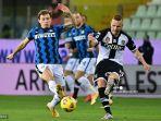 gelandang-italia-inter-milan-nicolo-barella-kiri-dan-gelandang-parma-slovenia-jasmin-kurtic.jpg