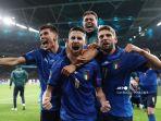 gelandang-italia-jorginho-tengah-merayakan-dengan-rekan-setimnya-setelah-mencetak-gol-adu-penalti.jpg
