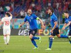 gelandang-italia-manuel-locatelli-2r-merayakan-dengan-rekan-setimnya.jpg