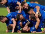 gelandang-italia-manuel-locatelli-di-lapangan-merayakan-dengan-rekan-satu-timnya.jpg