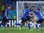gelandang-italia-manuel-locatelli-kedua-kanan-merayakan-dengan-rekannya.jpg