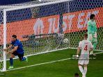gelandang-italia-manuel-locatelli-kiri-merayakan-mencetak-gol-pertama.jpg