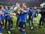 gelandang-italia-manuel-locatelli-merayakan-dengan-trofi-kejuaraan-eropa.jpg