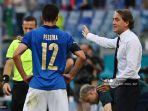 gelandang-italia-matteo-pessina-kiri-mendengarkan-instruksi-dari-roberto-mancini-kanan.jpg