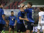 gelandang-italia-nicolo-barella-tengah-merayakan-dengan-ciro-immobile.jpg