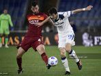 gelandang-italia-roma-bryan-christante-kiri-menangani-gelandang-belanda-atalanta-marten-de-roon.jpg