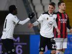 gelandang-italia-spezia-giulio-maggiore-2ndr-merayakan-dengan-emmanuel-gyasi.jpg