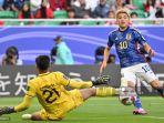 gelandang-jepang-10-ritsu-doan-melihat-kiper-indonesia-21-ernando-ari.jpg