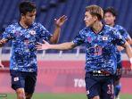 gelandang-jepang-ritsu-doan-kanan-merayakan-setelah-mencetak-gol-kedua-dari-titik-penalti.jpg