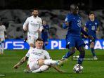 gelandang-jerman-real-madrid-toni-kroos-kiri-berduel-dengan-ngolo-kante.jpg