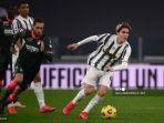 gelandang-juventus-asal-italia-nicolo-fagioli-berlari-dengan-bola-saat-lawan-crotone.jpg