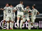 gelandang-juventus-asal-prancis-adrien-rabiot-kiri-diberi-ucapan-selamat-oleh-rekan-satu-timnya.jpg