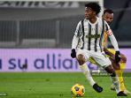 gelandang-juventus-kolombia-juan-cuadrado-berjibaku-dengan-joan-pedro.jpg