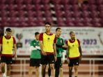 gelandang-kmsk-deinze-marselino-ferdinan-sedang-mengenakan-jersey-latihan.jpg