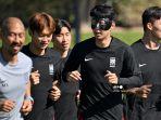 gelandang-korea-selatan-07-son-heung-min-2nd-r-ikut-serta-dalam-sesi-latihan.jpg