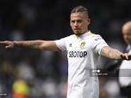gelandang-leeds-united-kalvin-phillips-memberi-isyarat-kepada-para-pendukung.jpg