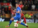 gelandang-liverpool-38-ryan-gravenberch-kanan-mengoper-bola.jpg