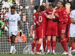 gelandang-liverpool-asal-brasil-fabinho-dikerumuni-oleh-rekan-setimnya.jpg