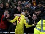 gelandang-liverpool-asal-brasil-roberto-firmino-merayakan-dengan-para-penggemar.jpg