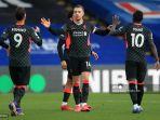 gelandang-liverpool-asal-inggris-jordan-henderson-tengah-dengan-rekannya.jpg