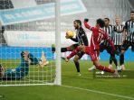 gelandang-liverpool-asal-mesir-mohamed-salah-melakukan-tembakan-tetapi-gagal-mencetak-gol.jpg