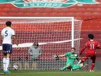 gelandang-liverpool-mesir-mohamed-salah-kanan-melewatkan-kesempatan-mencetak-gol.jpg