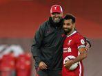 gelandang-liverpool-mesir-mohamed-salah-kanan-mengambil-bola-dan-jurgen-klopp.jpg