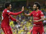 gelandang-liverpool-mesir-mohamed-salah-kanan-merayakan-dengan-alexander-arnold.jpg