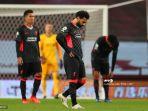 gelandang-liverpool-mesir-mohamed-salah-tengah-dan-rekan-satu-timnya-tertunduk-lesu.jpg