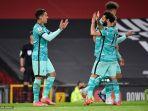 gelandang-liverpool-roberto-firmino-kiri-merayakan-gol-ketiga-timnya-dengan-mo-salah.jpg