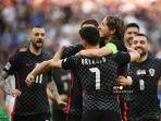 gelandang-luka-modric-kedua-kanan-merayakan-gol-pertama-timnya-dengan-rekan-satu-timnya.jpg
