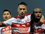 gelandang-madura-united-raphael-maitimo_20180423_074243.jpg