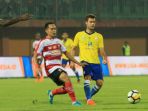 gelandang-madura-united-slamet-nurcahyo_20180327_075015.jpg