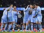 gelandang-manchester-city-asal-brasil-fernandinho-kedua-dari-kanan-merayakan-gol.jpg