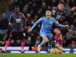 gelandang-manchester-city-asal-inggris-phil-foden-dalam-pertandingan-sepak-bola.jpg