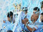gelandang-manchester-city-brazil-fernandinho-mengangkat-trofi-liga-inggris.jpg